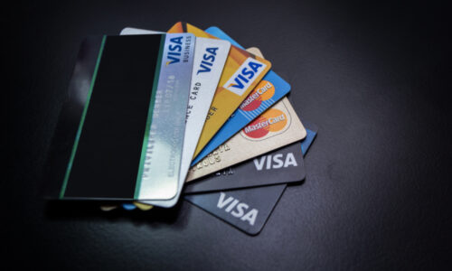 Thẻ visa là gì? Dùng thẻ visa của ngân hàng nào là tốt nhất?