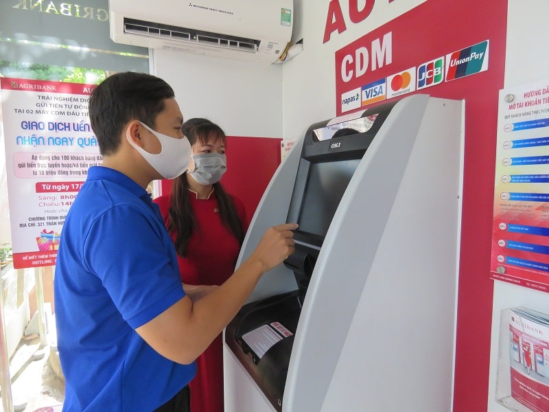 Bạn có thể dễ dàng đăng ký SMS Banking tại các cây ATM của Agribank