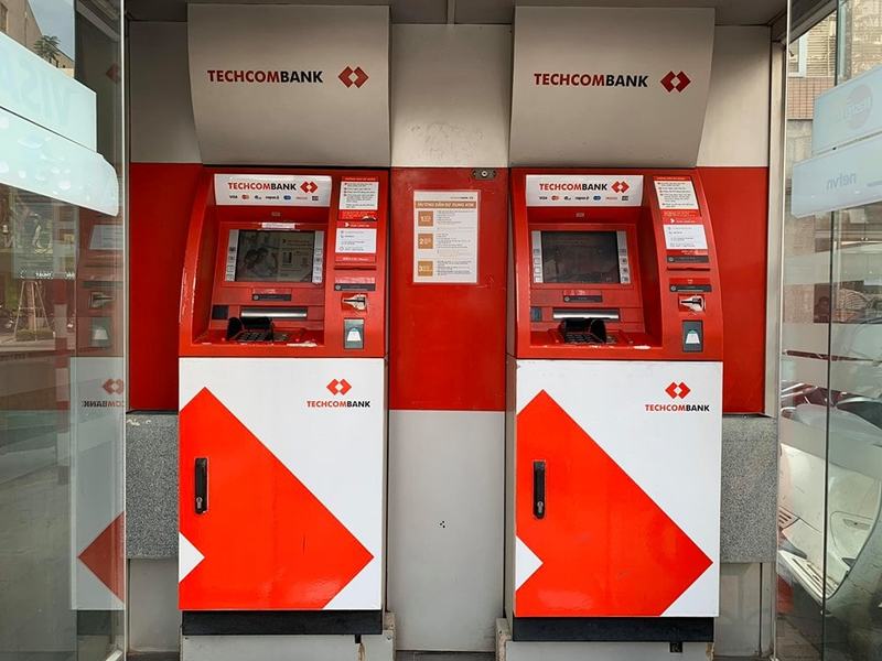 Cây ATM khó nhận diện nếu thẻ cong, vênh, gãy, xước dải băng từ dẫn đến khóa thẻ