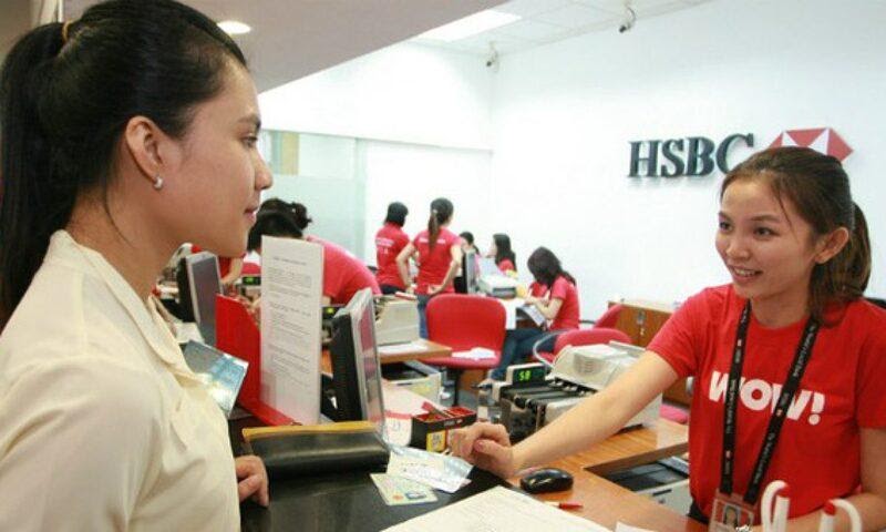 Bạn mang thẻ đến ngân hàng nộp lại cho nhân viên giao dịch tại chi nhánh/PGD ngân hàng HSBC