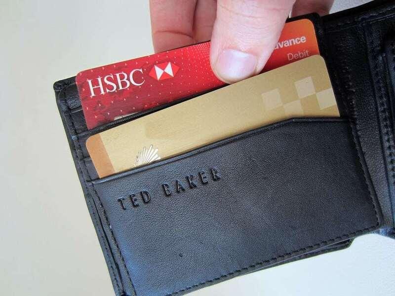 Nếu thẻ tín dụng HSBC gần hết hạn, ngân hàng sẽ liên lạc và hỏi bạn có muốn gia hạn hay hủy thẻ