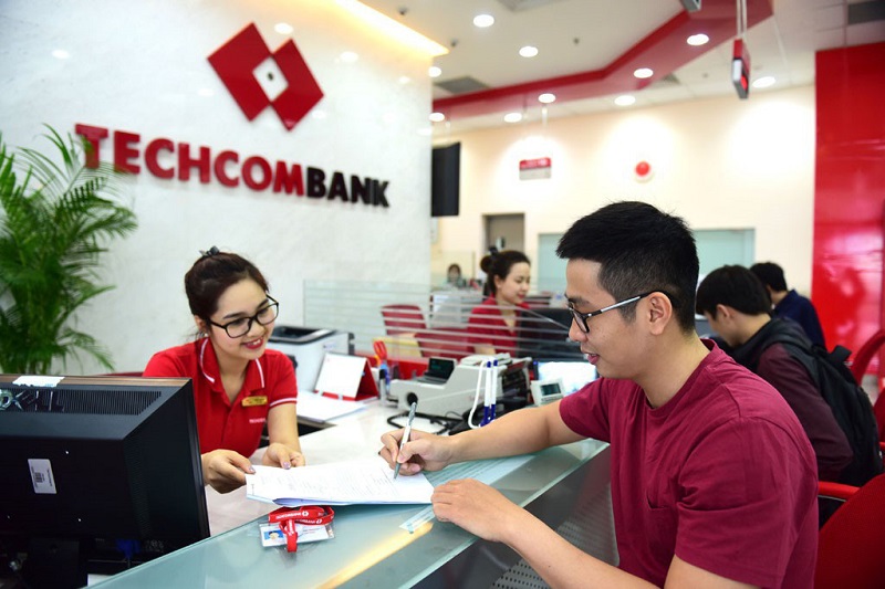 Khách hàng cần đến chi nhánh Techcombank gần nhất nếu muốn rút tiền vượt hạn mức